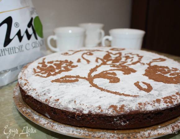 Достать, дать остыть. Снять разъемную форму, Затем можно украсить сахарной пудрой и какао, используя трафарет. 