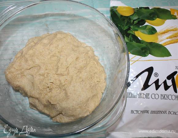Все перемешиваем. Тесто вымесить руками (руки можно смазать подсолнечным маслом, для удобства работы с тестом). 