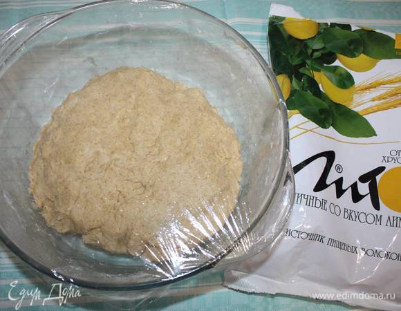 Приготовленное тесто необходимо заклеить пищевой пленкой и поставить в холодильник на 40 минут. 