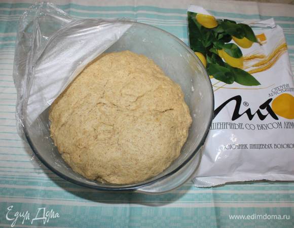 Через 40 минут достаем тесто их холодильника. Оно должно увеличиться в объеме.