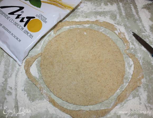 Берем часть теста, выкладываем на обильно посыпанный мукой стол. Раскатываем пласт толщиной 0,5 см. Вырезаем круг. 