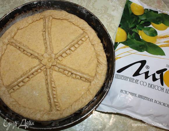 Выкладываем в форму, посыпанную мукой. С помощью теста украшаем «тарелочку» (в произвольной форме). Края защепляем. Затем накройте и дайте время на расстойку (около 10-15 минут). После этого пеките при температуре 200°С в течении 40-50 минут.