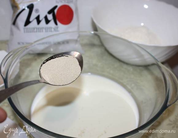 Можно подготовить тесто по второму варианту. В молоко 35-40°С добавим сухие дрожжи (при употреблении свежих дрожжей их надо взять в двое больше чем сухих дрожжей).  