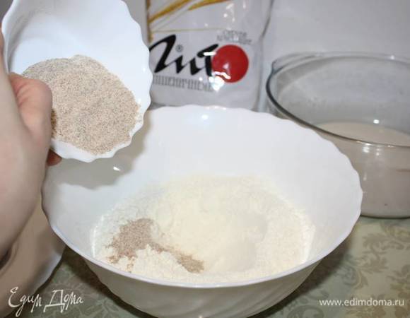 Измельченные отруби смешиваем с пшеничной мукой.  