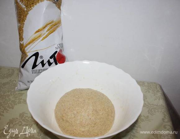 Далее тесто месится руками (руки можно смазать подсолнечным маслом, для удобства работы с тестом). Приготовленное тесто покрывается сверху и расстаивается в теплом месте 20-25 минут. 