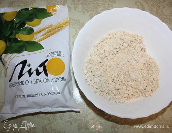 Мука и растительное масло перетирается в крошку. 