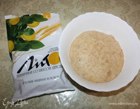 Тесто через 40-50 минут должно увеличиться в объеме. Тесто следует аккуратно выложить на присыпанный мукой стол. Раскатываем пласт толщиной 0,5 см. Вырезаем круг. Выкладываем в форму, выстланную пергаментной бумагой. С помощью теста украшаем «тарелочку». Края защепляем.  Затем накройте и дайте время на расстойку (около 40 минут). Тесто должно увеличиться в объеме. После этого пеките примерно 35-45 минут в духовке, которую необходимо нагреть до 200-220°С. Вынимаем из духовки, даем время остыть. Далее сервируем фрукты/овощи и хрустящие отруби.