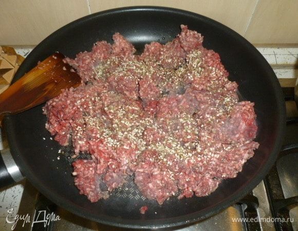 Если берете сырой фарш (а не готовое мясо), то его нужно предварительно обжарить. Если готовое мясо, то разобрать на волокна. Можно добавить любимые специи.