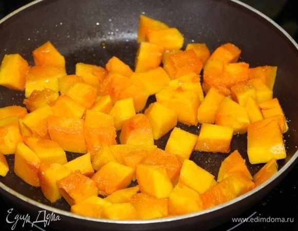 Тыкву порезать кусочками, посолить и обжарить на оливковом масле минут 5-7. Выложить на тарелку.