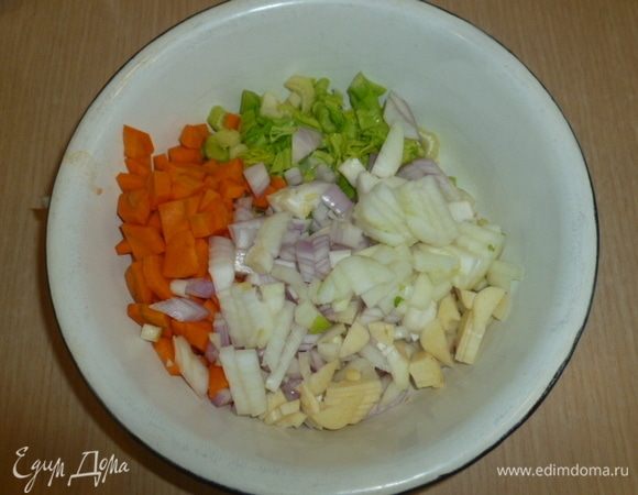 Сельдерей, морковь, чеснок и лук нарезать. 
