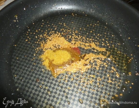Рис отварить. Остудить. На сковороде прогреть семена горчицы с каплей масла, добавить лимонную цедру, карри и гвоздику, готовить до появления аромата. 