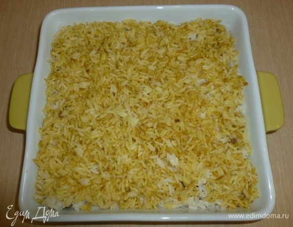 Затем выложить простой рис, а сверху - рис со специями. Поставить в духовку 200°C на 25-30 минут.
