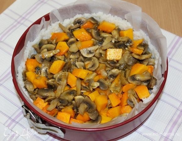 Выложите овощи. Запекайте пирог в духовке около 20 минут.