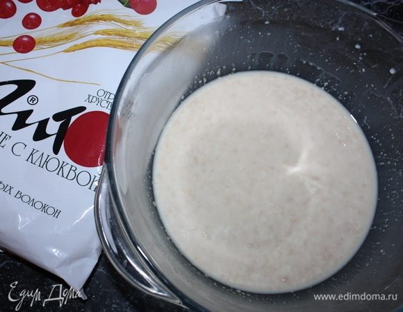 Приступим к изготовлению дрожжевого теста. В молоко 35-40°С добавим смесь сахара и сухих дрожжей (при употреблении свежих дрожжей, их надо взять в двое больше, чем сухих дрожжей). Выжидаем 10 минут для предварительного заквашивания. 