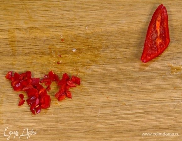 Перец чили очень мелко нарезать.