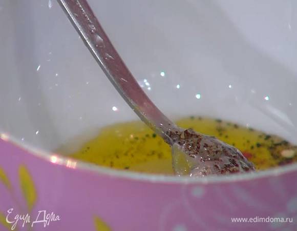 Приготовить заправку: перец чили очень мелко нарезать и соединить с лимонным соком и горчицей, влить оливковое масло, посолить, поперчить и перемешать.