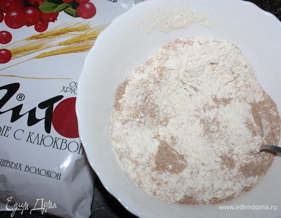 Измельченные отруби смешиваем с пшеничной мукой.  