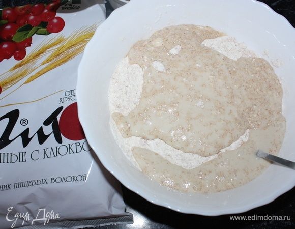 Затем в муке посередине делается ямка, в которую вливается дрожжевая жидкость. 