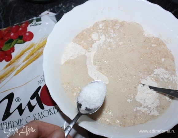 Далее прибавляется соль. 