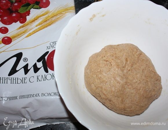 Далее тесто месится руками (руки можно смазать подсолнечным маслом, для удобства работы с тестом). Приготовленное тесто покрывается сверху и расстаивается в теплом месте 20-25 минут. 