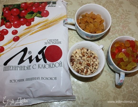 Подготовим начинку: мармелад (надрезать кубиками), орехи (мелко порубить) и изюм (перебрать, помыть и просушить). 