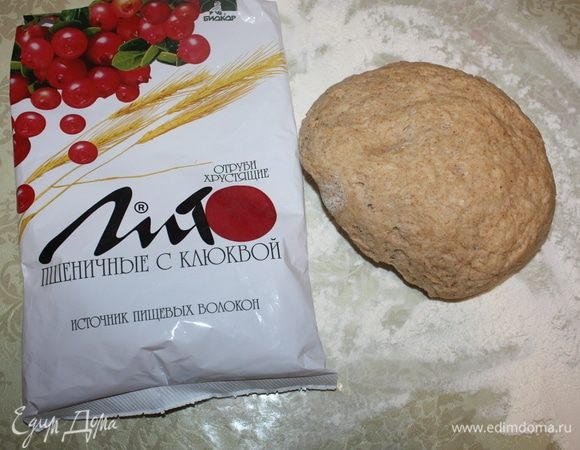 Тесто следует аккуратно выложить на присыпанный мукой стол. 