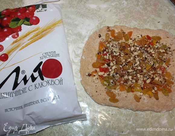 Затем посыпьте сверху смесью из грецких орехов и изюма. 