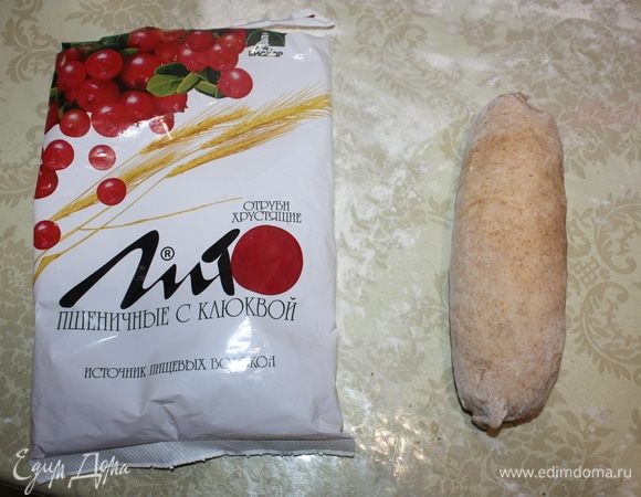 Скручивая, придайте форму рулонов.   