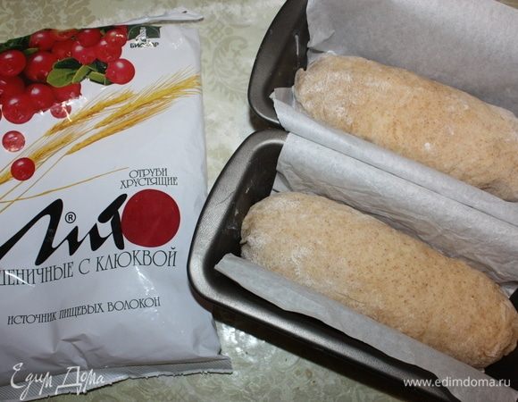 Разложите в формы, выстланные пергаментной бумагой (обратите внимание, что свернутые концы должны быть снизу). Дайте время на расстойку, около 45 минут.