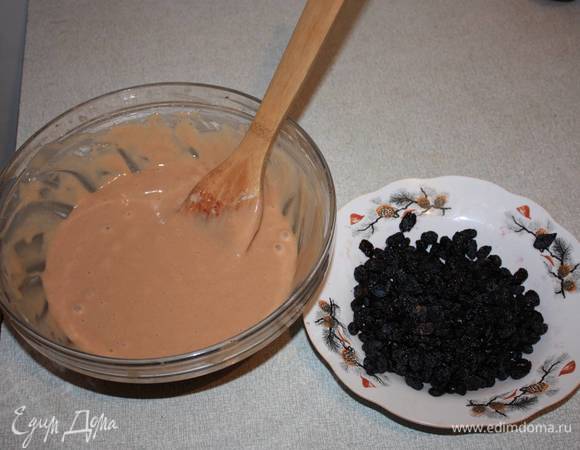 В муку, смешанную с измельченными отрубями, ввести разрыхлитель, яичную смесь и какао. Вымесить однородную массу и в конце добавить промытый и высушенный изюм (вместо какао и изюма можно добавить 3 ст. ложки мака). Тесто выложить в форму (выстланную пергаментом) и выпекать при температуре 220ºС, минут 30-40 до румяного цвета. Готовый корж вынуть из формы горячим и дать остыть.