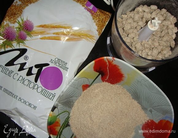 Пшеничные отруби измельчить в блендере или кофемолке.