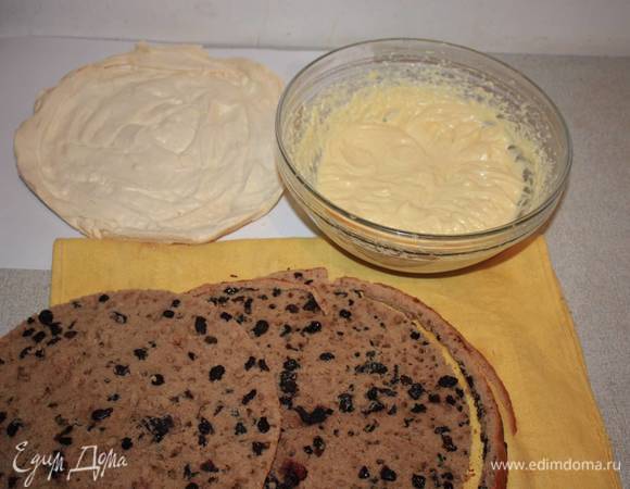 Остывший корж разделить на две части и обрезать края, чтобы они были ровными. 
Готовим крем: размягченное сливочное масло взбить со сгущенным молоком.  