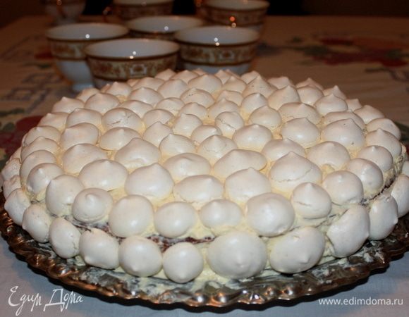 Соберем торт: все три коржа и бока промазать кремом (корж-безе посредине). Верх и бока украсить фигурками из безе (для украшения можно использовать безе, купленное в магазине). 