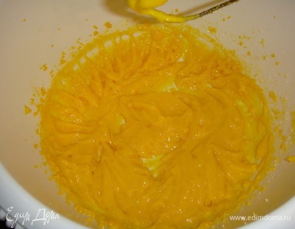 Яйца взбить миксером с сахаром. Я использовала одни желтки (надо было их использовать).