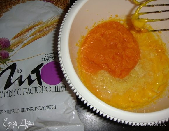 Апельсин очистить от кожуры и пленочек, измельчить в блендере. К яичной массе добавить тыквенное пюре и апельсин, взбить всё миксером.