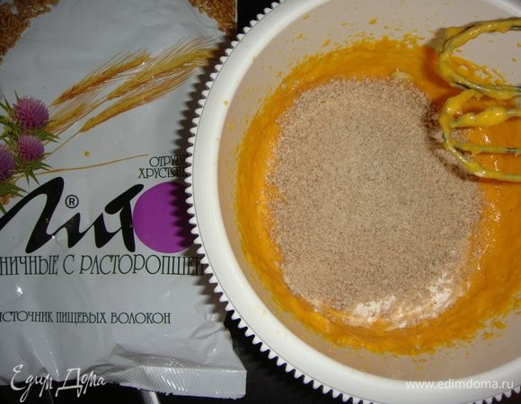 Всыпаем разрыхлитель и отруби, взбиваем миксером до однородной массы.
