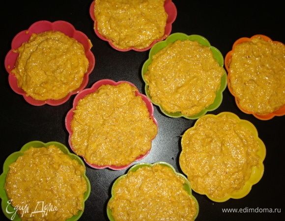 Раскладываем тесто по силиконовым формочкам. Запекаем в разогретой до 180°С духовке 25-30 минут.