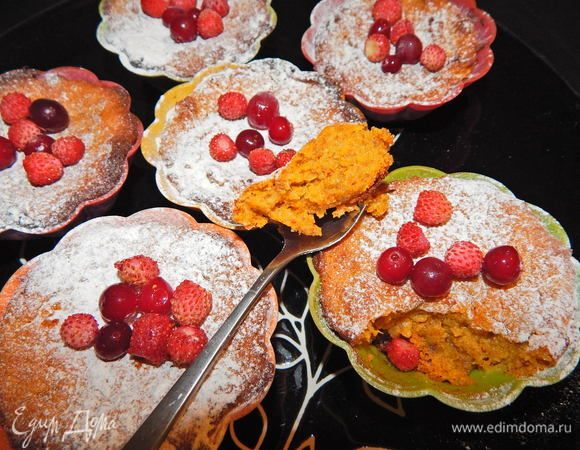 Кексы остудить, присыпать через ситечко сахарной пудрой и украсить ягодами. Приятного чаепития!