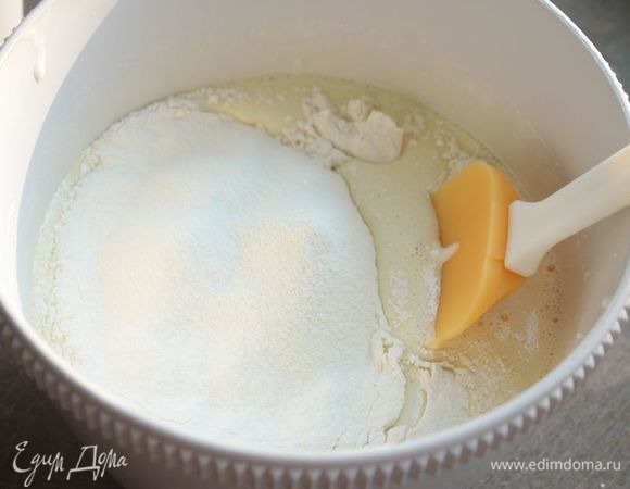 Просейте муку вместе с разрыхлителем и замесите тесто. Оно получается достаточно жидким.