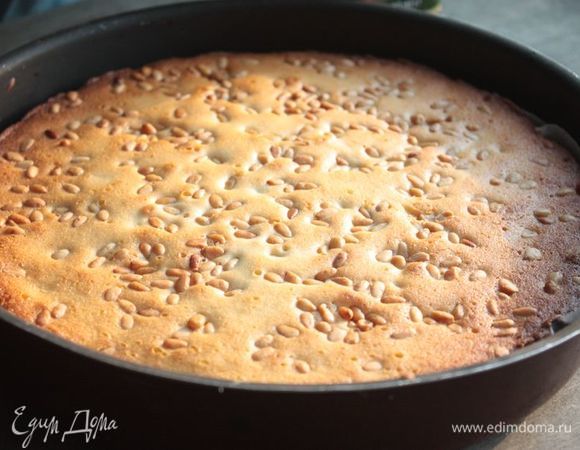 Готовому пирогу дайте немного остыть и затем доставайте из формы. К нему отлично подходят любой сливочный крем или шарик пломбира. Приятного аппетита!