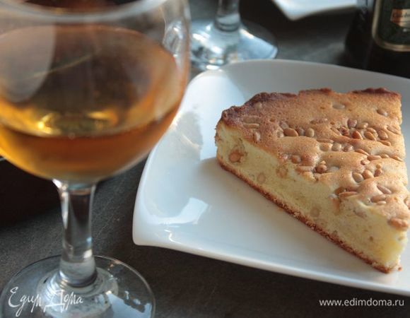 Пирог получается очень нежным и рассыпчатым и, благодаря содержанию масла, черствеет медленнее стандартного безмаслянного бисквита.