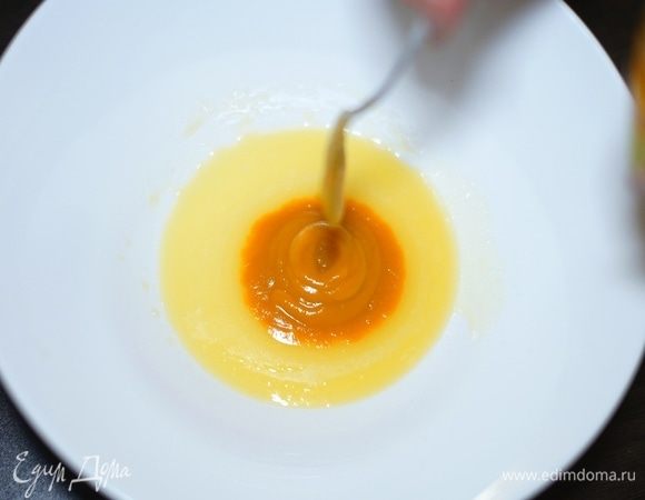 В небольшом сотейнике смешай мед и арахисовое масло, чтобы получилась жидкая субстанция. Вмешай в нее тыквенное пюре.