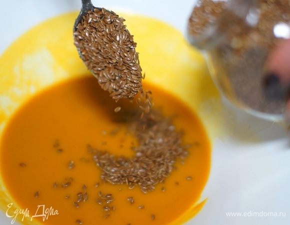 Добавь в медово-тыквенную смесь специи, льняные семена.