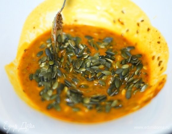 Тщательно смешай и добавь тыквенные семечки.