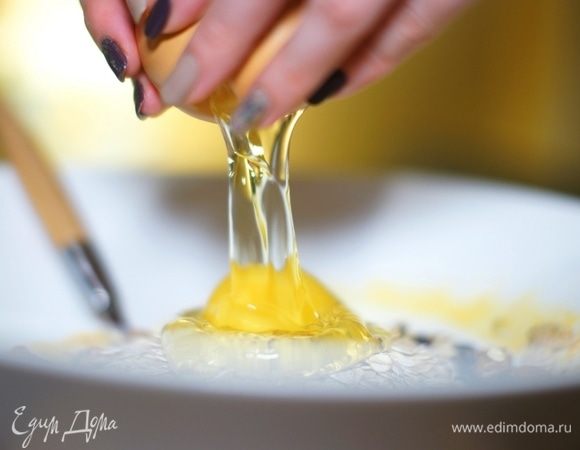 Вбиваем в смесь 2 яйца.