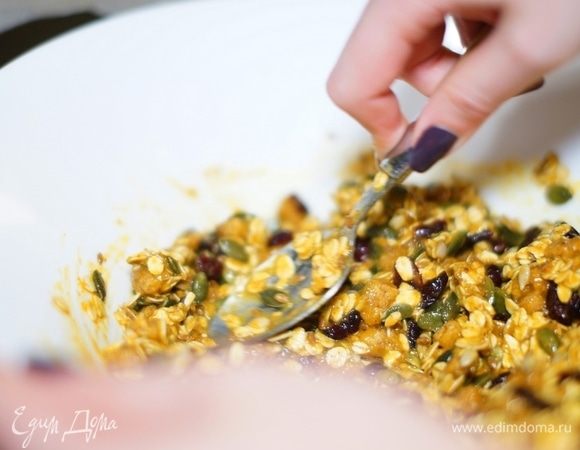 Тщательно смешиваем орехово-овсяно-отрубяную массу.