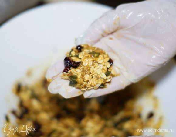 Формируем небольшие лепешки. Чтобы масса не прилипала к рукам, я использую одноразовые перчатки, но можно просто ополоснуть руки холодной водой.