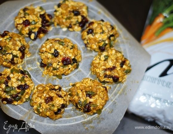 Противень или решетку застелем бумагой для выпечки и выкладываем на нее лепешки.