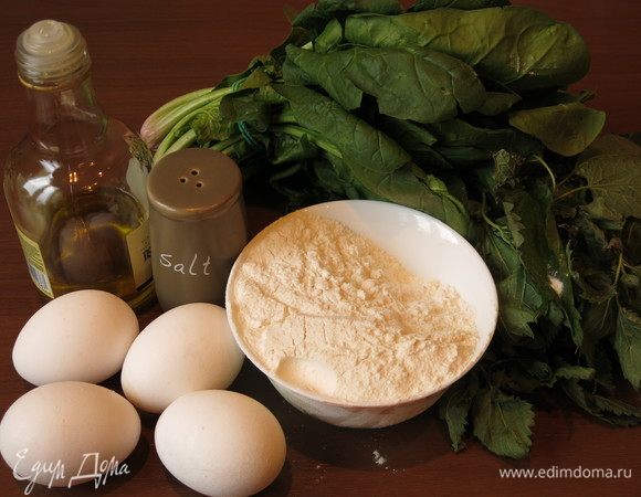 Подготовим продукты. Общий вес зелени (листья) 120 г. Можно приготовить пасту только с крапивой или купаж со шпинатом. Вес муки указан без массы муки для присыпки стола и пасты.