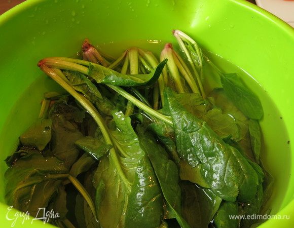 Промываем шпинат, обычно с этой грунтовой  зеленью попадает песок или земля, рекомендую тщательно промыть. Срезаем корни и большую часть черешков, используем только листья. Черешки можно положить в суп, соус.